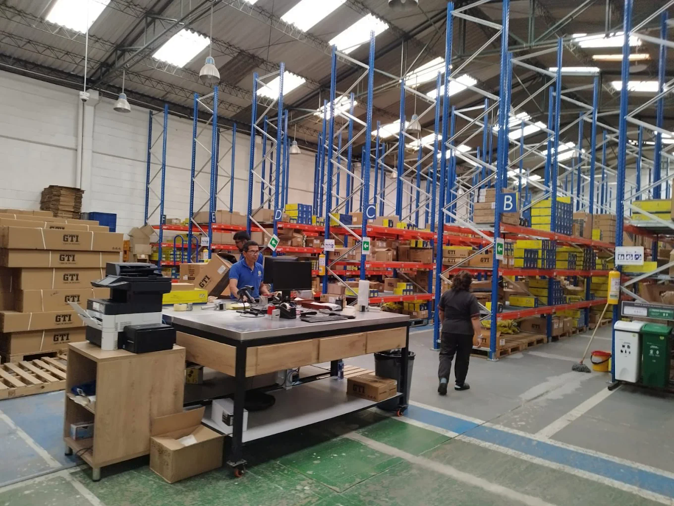 Dispartes S.A.S team working in the distribution center